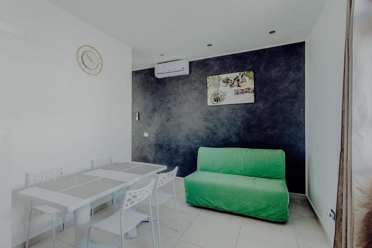 Fantasia House Apartment Монополи Екстериор снимка